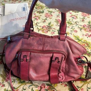 She lo very used pink leather purse